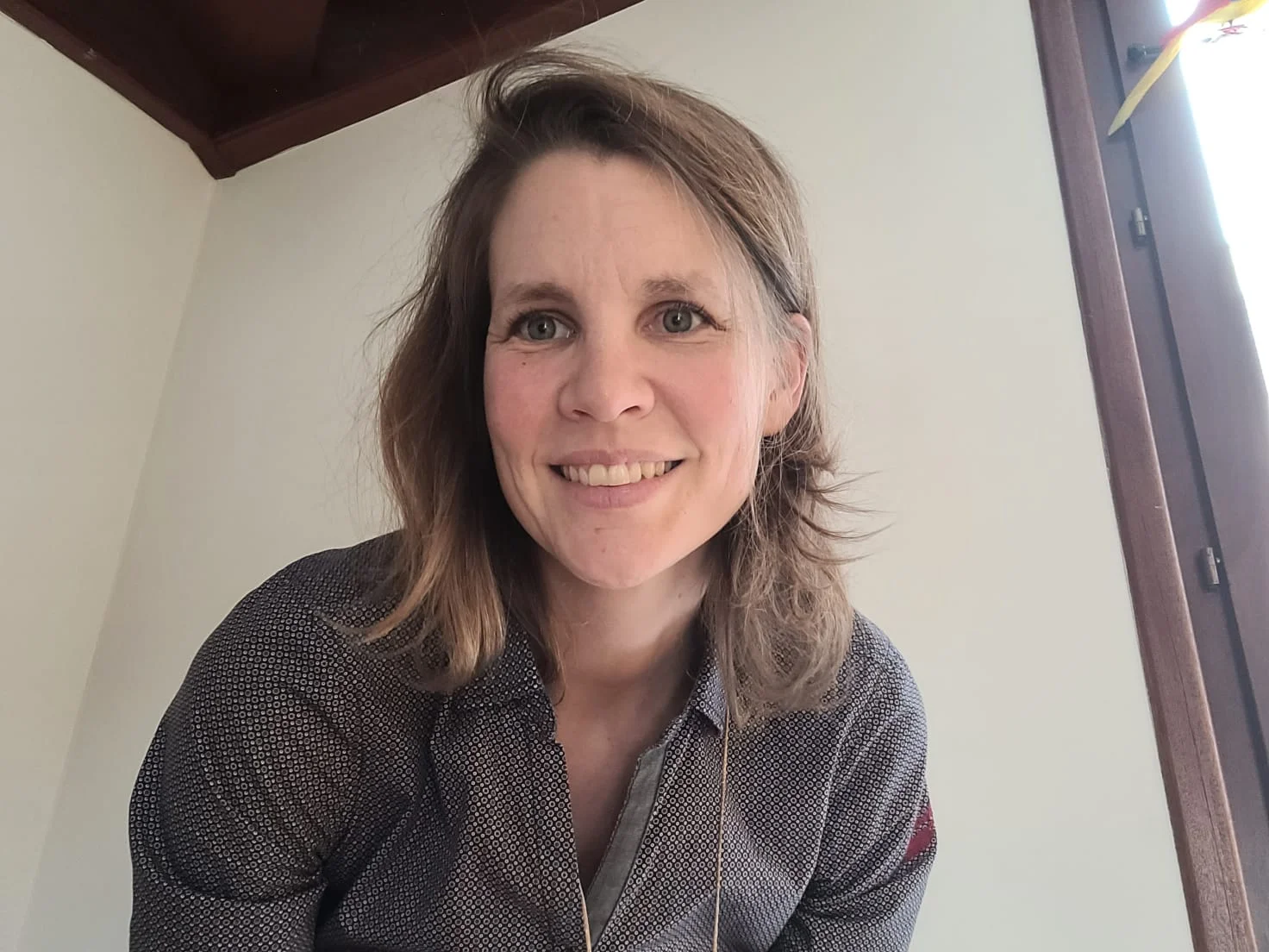 Photo de Stéphanie Laloux, coach du sommeil, souriante