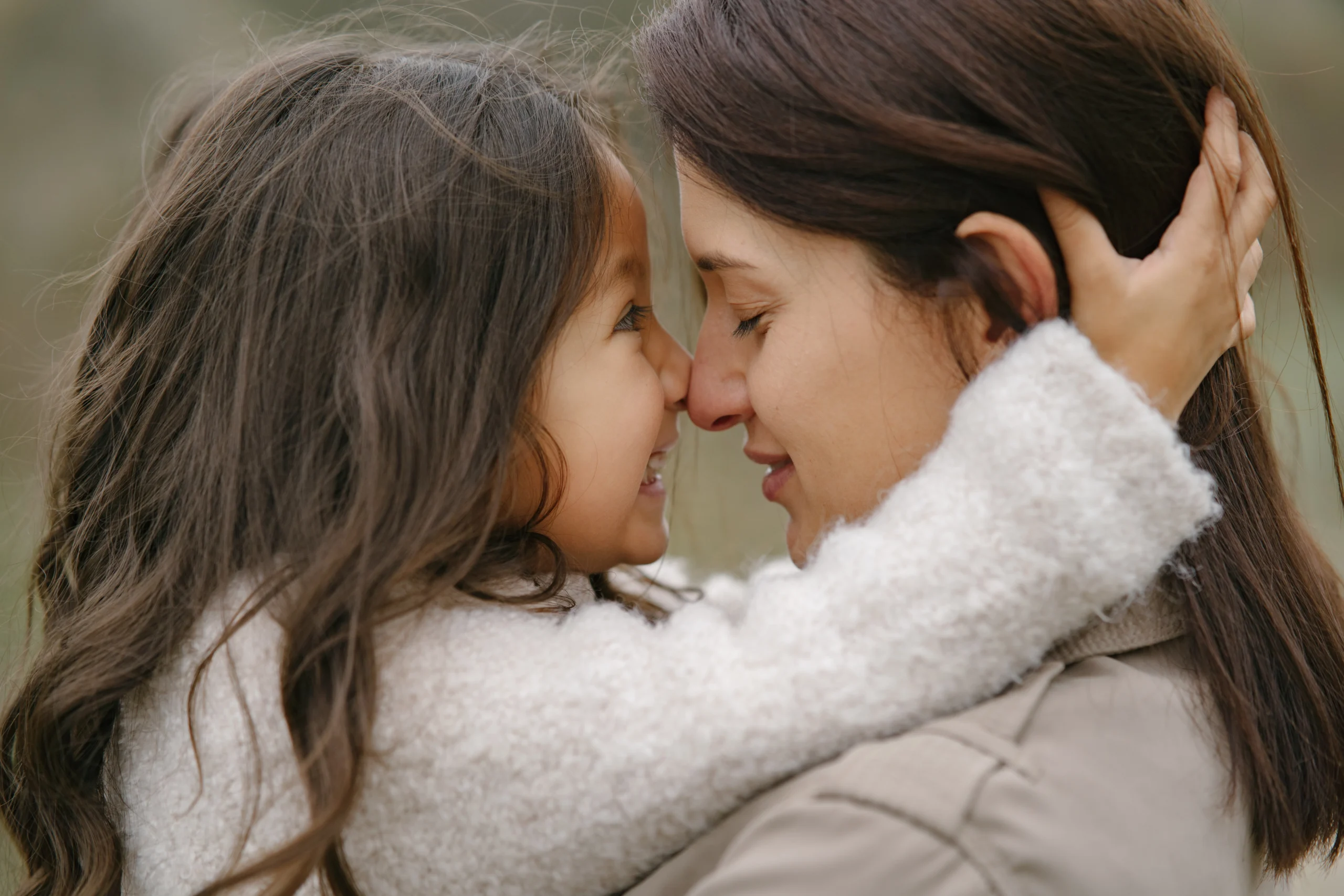 Petite fille dans les bras de sa maman